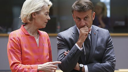 Le président français Emmanuel Macron, à droite, s'entretient avec la présidente de la Commission européenne Ursula von der Leyen lors d'une table ronde au sommet de l'UE à Bruxelles, jeudi, juin.
