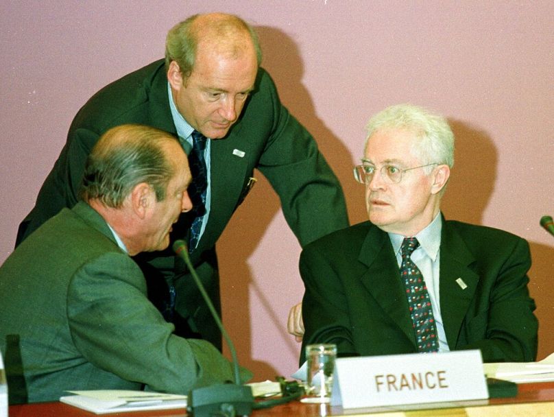 O presidente francês, Jacques Chirac, o ministro dos Assuntos Exteriores,  Hubert Védrine, e o primeiro-ministro, Lionel Jospin, da esquerda para a direita. 
