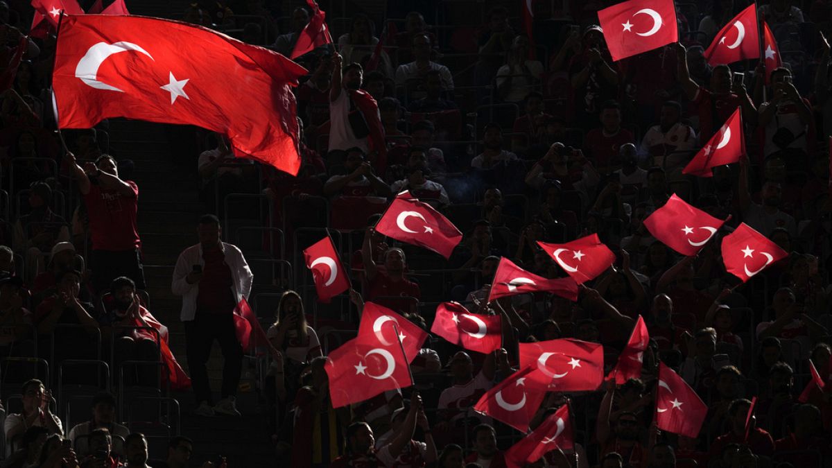 Οπαδοί της Τουρκίας ζητωκραυγάζουν και ανεμίζουν σημαίες πριν από τον αγώνα του ομίλου F μεταξύ της Τουρκίας και της Πορτογαλίας στο τουρνουά ποδοσφαίρου Euro 2024 στο Ντόρτμουντ της Γερμανίας, Σάββατο 22 Ιουνίου 2024. (AP Photo