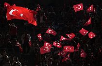 Οπαδοί της Τουρκίας ζητωκραυγάζουν και ανεμίζουν σημαίες πριν από τον αγώνα του ομίλου F μεταξύ της Τουρκίας και της Πορτογαλίας στο τουρνουά ποδοσφαίρου Euro 2024 στο Ντόρτμουντ της Γερμανίας, Σάββατο 22 Ιουνίου 2024. (AP Photo