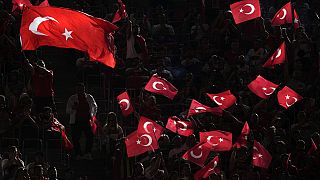 Aficionados de Turquía animan y ondean banderas antes de un partido del Grupo F entre Turquía y Portugal en el torneo de fútbol Euro 2024 en Dortmund, Alemania, el sábado 22 de junio de 2024. (Foto AP