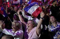 I sostenitori della leader dell'estrema destra francese Marine Le Pen reagiscono dopo la pubblicazione delle proiezioni basate sull'effettivo conteggio dei voti.