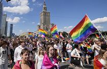 Felvonulók a június közepén megtartott varsói Pride-on