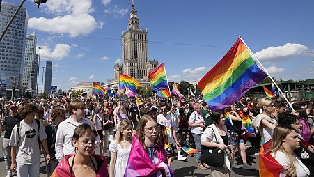 Felvonulók a június közepén megtartott varsói Pride-on
