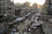 Палестинцы, перемещённые из других районов Сектора Газа, прогуливаются по рынку в Хан-Юнисе, 29 июня 2024 г.