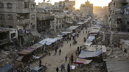 Палестинцы, перемещённые из других районов Сектора Газа, прогуливаются по рынку в Хан-Юнисе, 29 июня 2024 г.