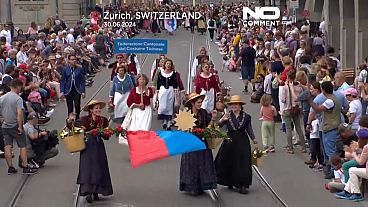 Colorido desfile en Zúrich por el Festival Federal del Traje
