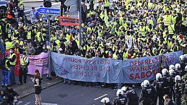 Milhares de pessoas protestam contra a convenção do partido Alternativa para a Alemanha
