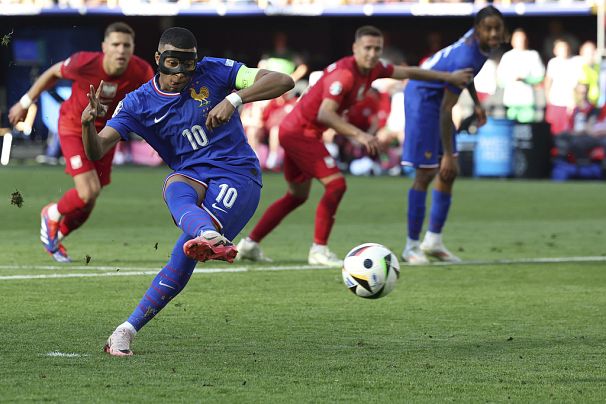 Kylian Mbappé ouvre le score sur penalty lors du match du groupe D entre la France et la Pologne à l'Euro 2024 à Dortmund, Allemagne, le 25 juin 2024