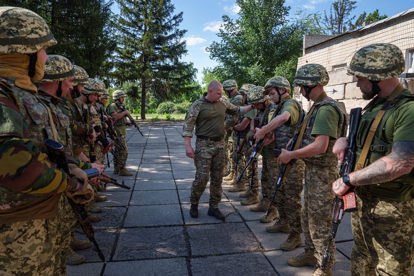 ضابط اوكراني خلال تأهيل السجناء للانضمام الى صفوف الوحدات العسكرية