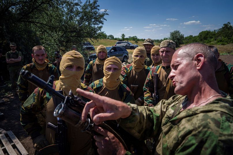 جندي أوكراني يدرب السجناء على استخدام السلاح