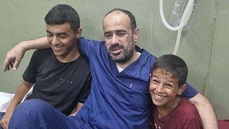 مدير مجمع الشفاء الطبي بمدينة غزة الدكتور محمد أبو سلمية بعد إطلاق الجيش الإسرائيلي سراحه اليوم الإثنين الأول من تموز 2024