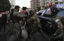 Izraeli ultraortodoxok dulakodnak katonákkal egy besorozás-ellenes tüntetésen