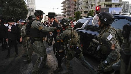 Izraeli ultraortodoxok dulakodnak katonákkal egy besorozás-ellenes tüntetésen