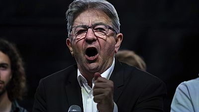 O líder da extrema-esquerda Jean-Luc Melenchon discursa na Praça da República durante um protesto contra a manifestação nacional de extrema-direita