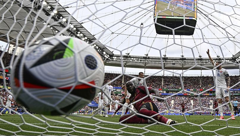 El belga Romelu Lukaku, al frente, marca un gol anulado durante el partido del Grupo E entre Bélgica y Eslovaquia en el torneo Euro 2024 en Frankfurt, Alemania.