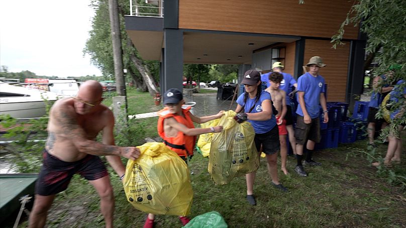 Circa 150 volontari hanno partecipato alla Plastic Cup sul fiume Tibisco