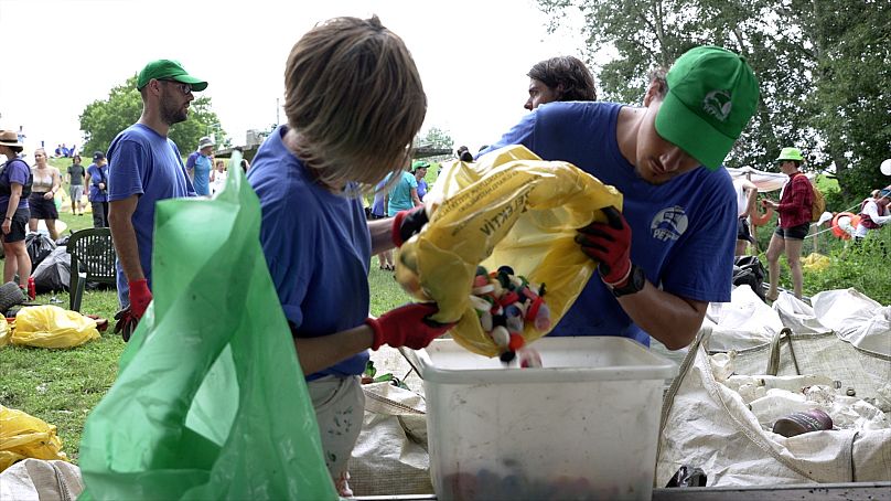 Dopo che la plastica viene rimossa dal fiume, viene smistata e inviata al riciclaggio