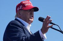 El expresidente Donald Trump habla en un mitin de campaña en Chesapeake, Virginia, el viernes 28 de junio de 2024.