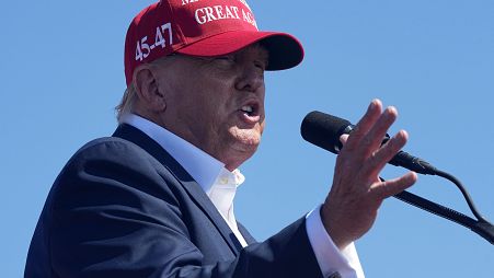 El expresidente Donald Trump habla en un mitin de campaña en Chesapeake, Virginia, el viernes 28 de junio de 2024.