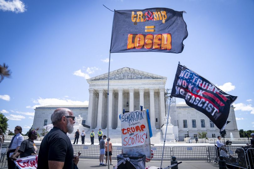 Trump elleni tüntetők a SCOTUS előtt