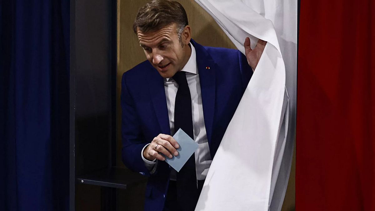 Fransa Cumhurbaşkanı Emmanuel Macron ülkenin kuzeyindeki Le Touquet-Paris-Plage'da oy kullanıyor, 30 Haziran, 2024.