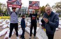 حامیان آرزادی گروگان‌های حماس در کنار یک معترض حامی فلسطینیان در مقابل کاخ سفید در ماه نوامبر
