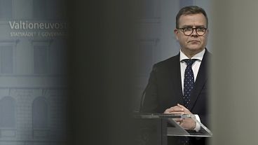 El primer ministro de Finlandia, Petteri Orpo, escucha durante una conferencia de prensa en Helsinki, el martes 28 de noviembre de 2023.