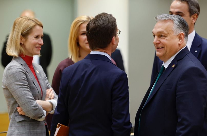 Kaja Kallas (b) és Orbán Viktor (j) a brüsszeli EU-csúcson, 2024 februárjában
