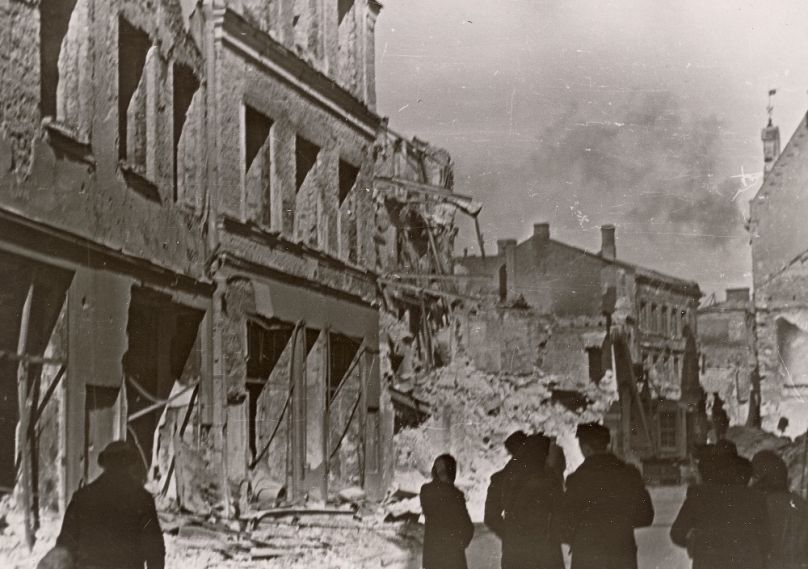 A Harju utca Tallinnban a szovjet bombázás után, 1944 márciusában