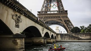 Az Eiffel-torony az olimpiai ötkarikával