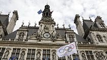 A bandeira olímpica hasteada no exterior da Câmara Municipal de Paris, segunda-feira, 9 de agosto de 2021
