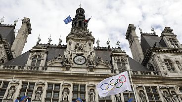 A bandeira olímpica hasteada no exterior da Câmara Municipal de Paris, segunda-feira, 9 de agosto de 2021