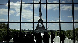 Les anneaux olympiques sur la Tour Eiffel. 