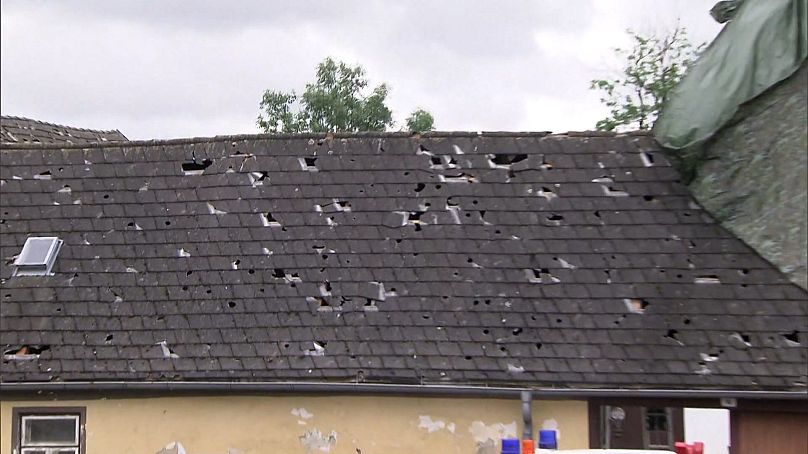 Une toiture endommagée par la grêle en Autriche