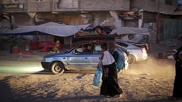 İsrail'in Gazze Şeridi'ne yönelik hava ve kara saldırıları nedeniyle yerinden edilen Filistinliler Han Yunus'un bazı bölgelerinden kaçıyor, 1 Temmuz 2024.