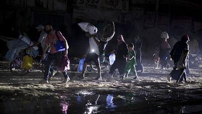 Palestinesi sfollati nella Striscia di Gaza fuggono da alcune zone di Khan Younis in seguito a un nuovo ordine di evacuazione dell'esercito israeliano (1 luglio 2024)