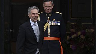Ο νέος πρωθυπουργός Dick Schoof, αριστερά, φτάνει στο βασιλικό παλάτι για να ορκιστεί από τον Ολλανδό βασιλιά Willem-Alexander στη Χάγη, Ολλανδία, Τρίτη 2 Ιουλίου 2024.
