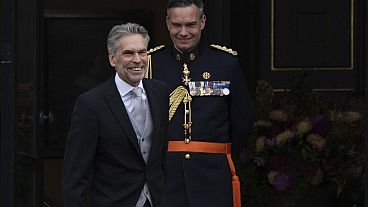 Вступающий в должность премьер-министр Дик Схооф (слева) прибывает в королевский дворец для принесения присяги королем Нидерландов Виллемом-Александром в Гааге, Нидерланды, вторник, 2 июля 2024 года.