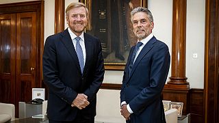 El rey de Países Bajos recibe al nuevo primer ministro Dick Schoof. 