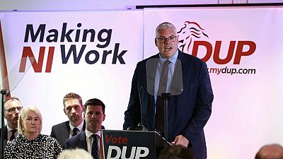 O líder do DUP, Gavin Robinson, fala durante o lançamento do manifesto do partido no Estádio Danny Blanchflower, durante a campanha para as eleições gerais, em Belfast