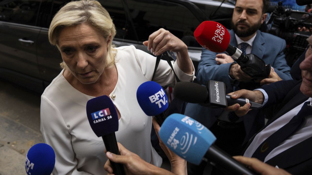 Marine Le Pen sagt, sie wolle nur an die Regierun, wenn ihre Partei die absolute Mehrheit bekommt