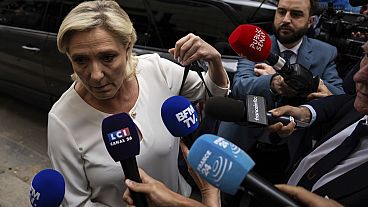 Marine Le Pen sagt, sie wolle nur an die Regierun, wenn ihre Partei die absolute Mehrheit bekommt