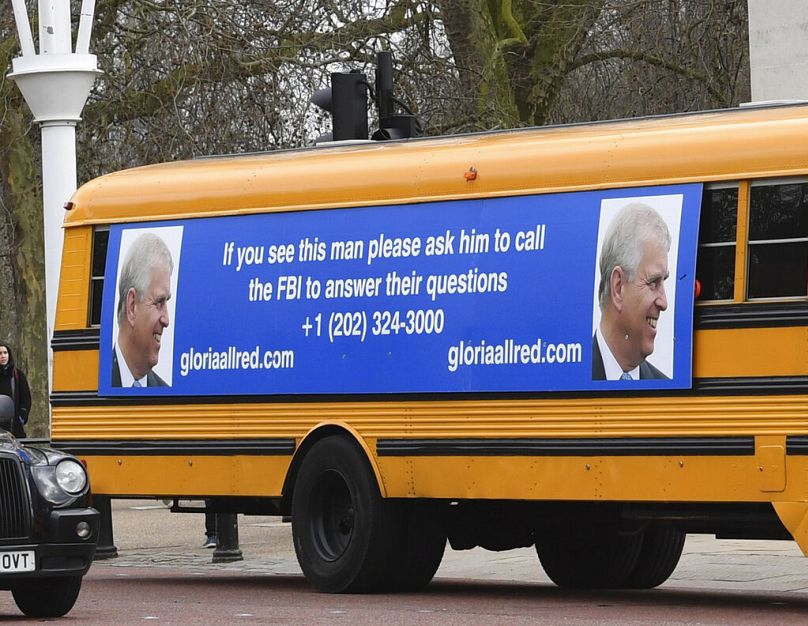 Az amerikai nyomozók egy iskolabuszra írták, hogy kihallgatnák András herceget is az Epstein-ügyben
