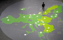 Un hombre camina sobre un mapa que muestra los países de la zona euro en el vestíbulo del Banco Central Europeo en Frankfurt, Alemania.