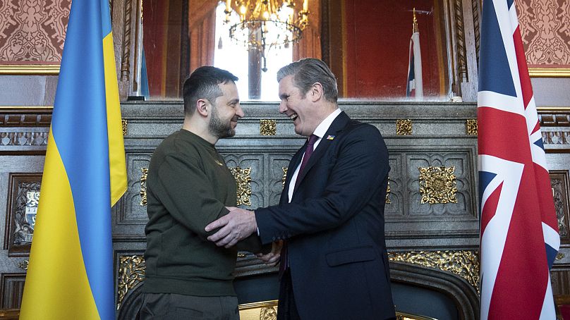 El líder laborista Keir Starmer, a la derecha, se reúne con el presidente ucraniano Volodímir Zelenski en el Palacio de Westminster, durante su primera visita al Reino Unido.