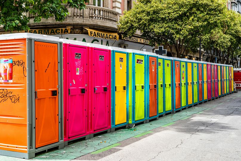 İspanya'da bir festival alanındaki tuvaletler.