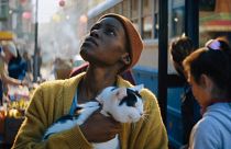 Lupita Nyong'o y el gato Frodo en 'Un lugar tranquilo: Día uno'.