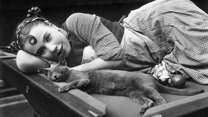 Louise Fazenda y el gato Pepper -según se dice, la primera estrella felina de Hollywood- en '¿Son seguras las camareras?', de 1917.