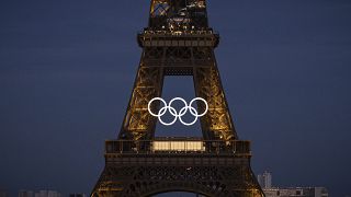 Το Ολυμπιακό σύμβολο μπροστά από τον Πύργο του Άιφελ στο Παρίσι, Γαλλία, 7 Ιουλίου 2024. 